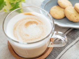 カフェラテとクッキー