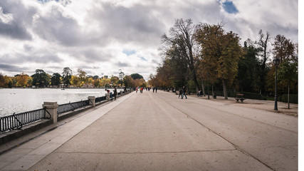 Paseo al lado del lago de El Retiro.
