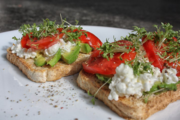 Vollkorntoast mit Avocado, Tomaten und Frischkäse