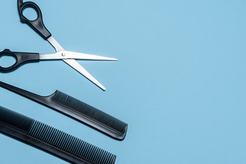 Equipo de peinado y corte de cabello como son peines, rasuradora y tijeras  acomodados sobre un...