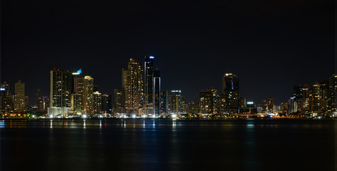 Fototapeta na wymiar Downtown Skyline Panama-City Nachts mit Spiegelung, Großstadt, Poster Vorlage