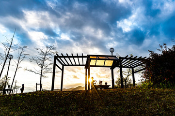 夕焼けの展望台、お母さんと一緒、宝塚山手台で