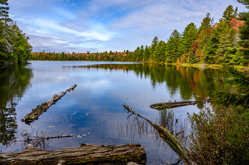 See mit Indian Summer im kanadischen Huntsville.