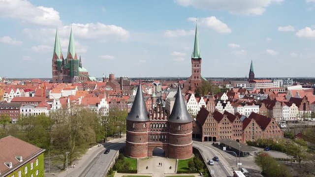 Ein Flug &uuml;ber die Altstadt der Hansestadt L&uuml;beck in Schleswig-Holstein