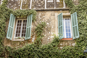 Fototapeta na wymiar Window in Provence, South of France
