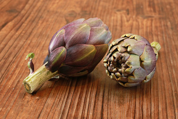 Obraz premium Artichauts violets sur une table en bois