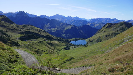 Oberstdorf, Panoramablick über die Bergwelt bei herrlichem Sommerwetter, strahlend blauer Himmel