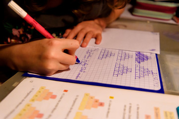 kind bei mathehausaufgaben homeschooling