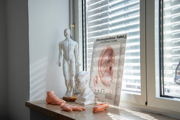 Akkupunktur behandlungsraum beim arzt für ganzheitliche medizin