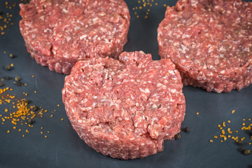 steak haché de boeuf cru sur une ardoise
