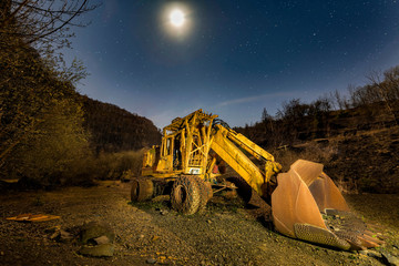 alter Bagger in Steinbruch Nacht