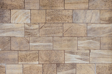 Eine  rotbraune Sandsteinfassade bildet einen planen Hintergrund für eine grafische Gestaltung.