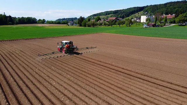 Traktor beim Pflanzenschutzmittel verteilen, Schweiz 
