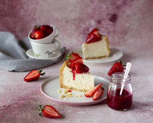 Cheesecake pieces decorated with fresh strawberries and sweet sauce