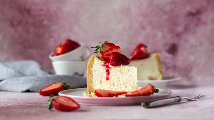 Cheesecake pieces decorated with fresh strawberries and sweet sauce