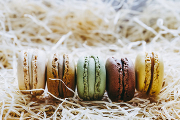 Assortiments de macarons colorés alignés