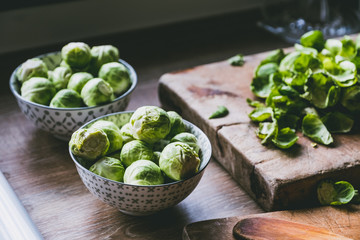 Choux de Bruxelles en cours de préparation dans la cuisine
