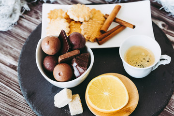 Assortiment de chocolats biscuits sablés et tasse de café