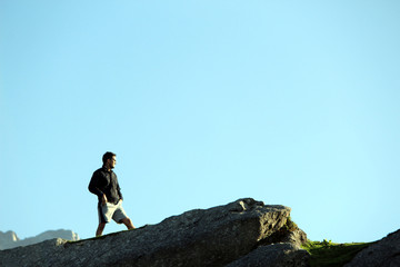 Obraz premium man standing on top of mountain