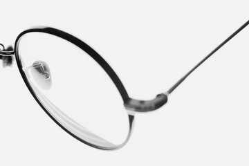 detalle de gafas en color negro con fondo blanco