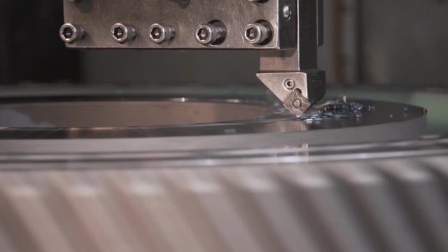 m&aacute;quina de usinagem cnc com engrenagem grande em funcionamento