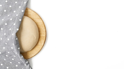 Surowe ciasto na chleb na zakwasie żytnim , wałek do ciasta na białym tle