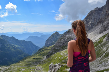 Naklejka premium Girl hiking in the Italian Alp mountains doing sports