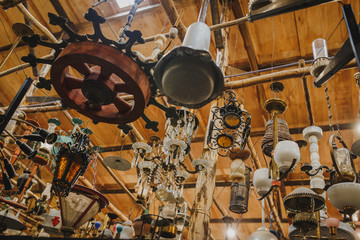 Techo con muchas lamparas colgantes