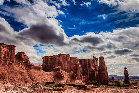 Rocas naturales rojizas con cielo azul