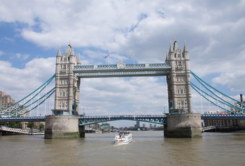 Fototapeta na wymiar Panoramic of the London Bridge with tourist boat crossing from below this, London UK.