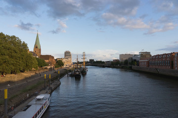 Bremen - Stadtlandschaft mit Schiffen am Fluss