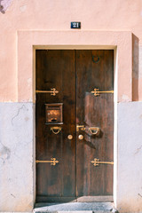 alte Eingangstür zu einem verlassenen Haus in Spanien