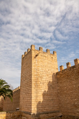 alte Stadtmauer und Wehrturm mit Burgzinnen in einem Dorf in Spanien