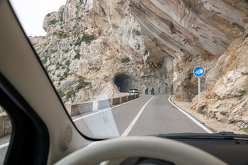 Einfahrt zu einem engen Tunnel in Spaniens Bergen