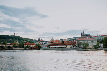 Beautiful panorama of the city of Prague. Vin da Vltava River, Prague Castle and the Old Town.