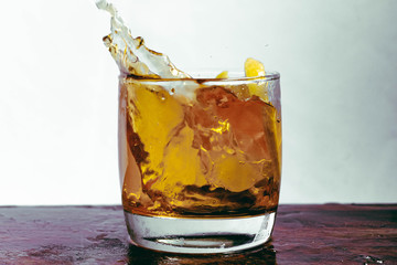 splash de liquido en vaso con hielo