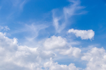 Obraz premium Dzięki SARS-COV-2 istnieją obrazy nieba bez operacji lotniczych