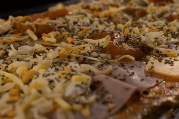 Pizza casera de queso y jamón