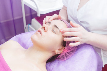 Obraz na płótnie Canvas Preparation of the client for buccal massage.