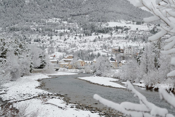 Jausiers, France, 26 décembre 2014 : Joli village de Jausiers sous la neige de décembre