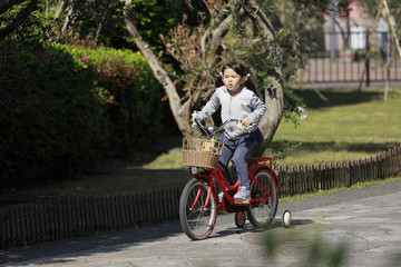 Fototapeta na wymiar 自転車に乗る幼児 (5歳児)
