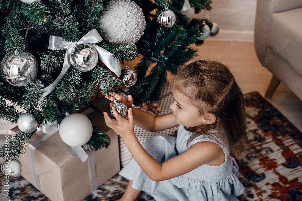 Wall mural little girl with christmas tree