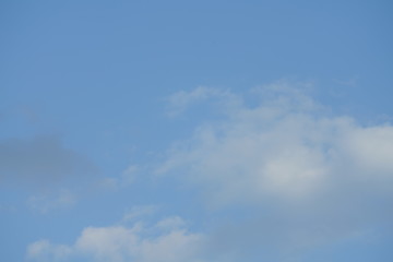 Fototapeta na wymiar Wolken am Himmel ohne Kondensstreifen