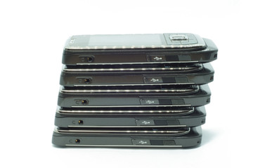 Telefony komórkowe ułożone w stos jeden na drugim
