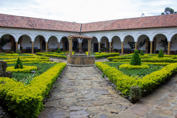 Fototapeta premium Pozo en jardin de casa antigua