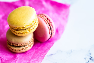 Dégustation de macarons colorés aux saveurs diverses