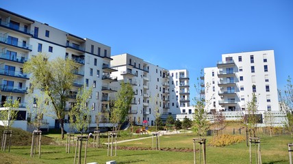 Fototapeta na wymiar Modern apartment building on a sunny day with a blue sky. Facade of a modern apartment.