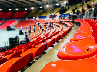 Fototapeta premium Niewyraźne tło piłki nożnej, zawodów sportowych w siatkówce mecz na żywo stadion stadionu pusty bez fanów publiczności z powodu koronawirusa blokada kwarantanny dystans społeczny ochrona