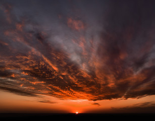 piękny krwisty zachód słońca nad polska, kolorowe chmury 