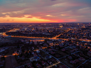 korowe miasto w Polsce nocą 